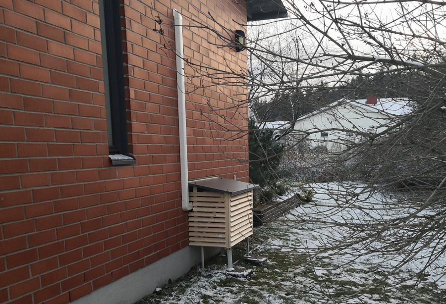 Ilmalämpöpumpun suojakotelo peltikatolla tuotekuva